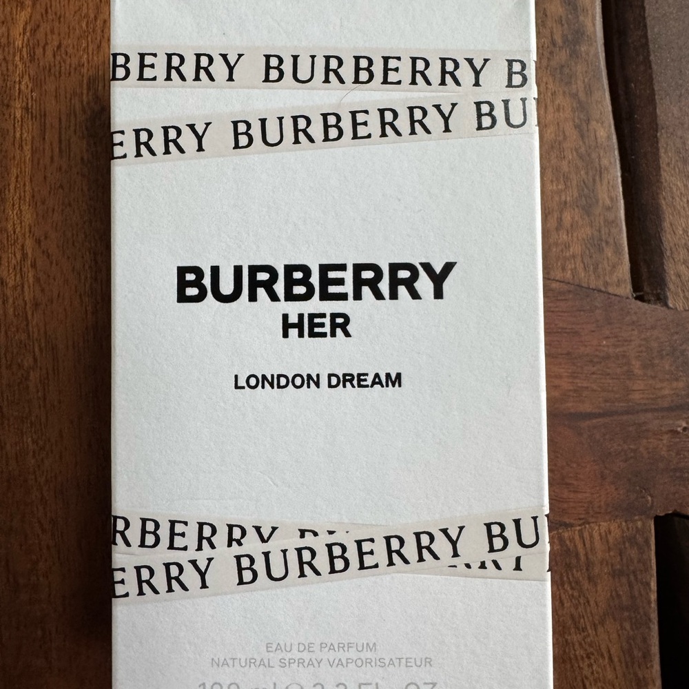 Burberry Her London Dream Perfume Box - White and Black